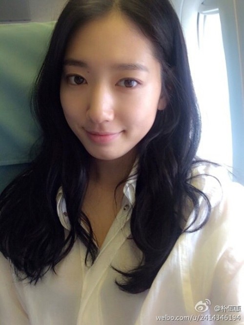 Kim Tae Hee, Park Shin Hye đẹp giản dị tại sân bay ảnh 11
